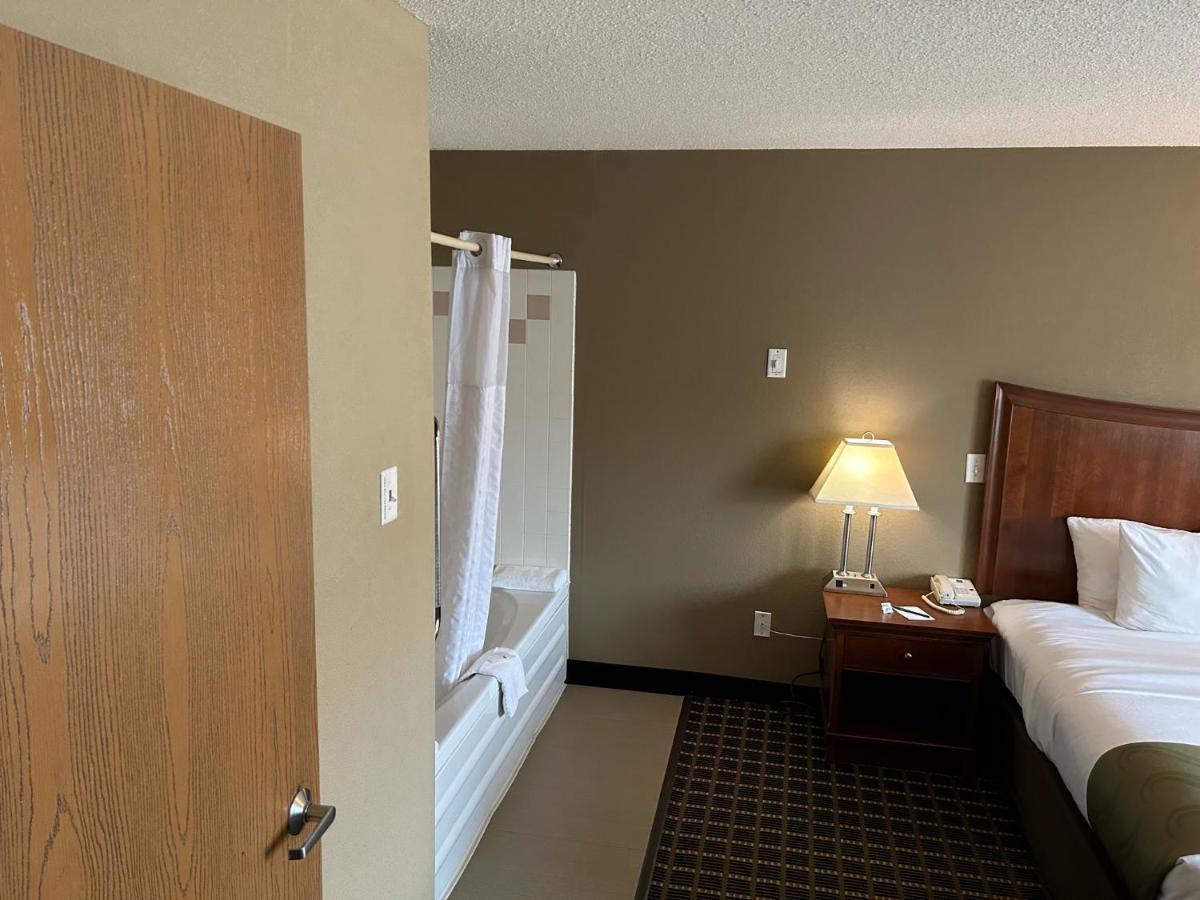 Quality Inn & Suites Bradford Exterior photo