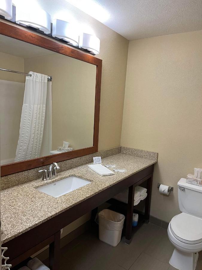 Quality Inn & Suites Bradford Exterior photo